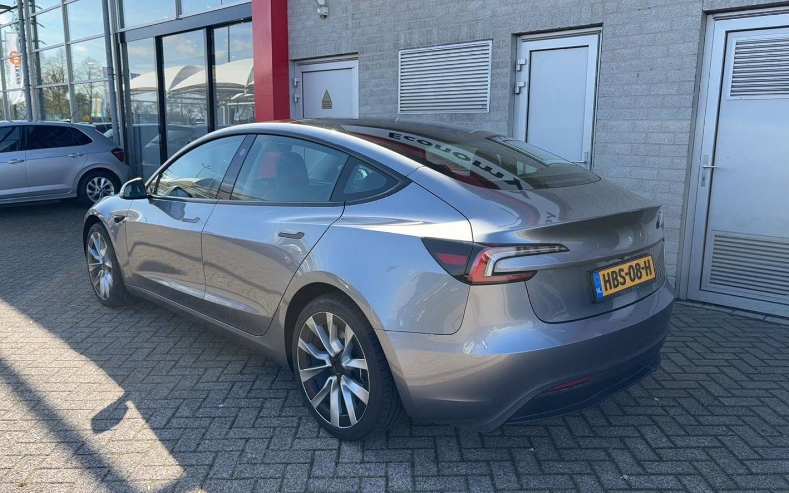 zijkant tesla.jpg