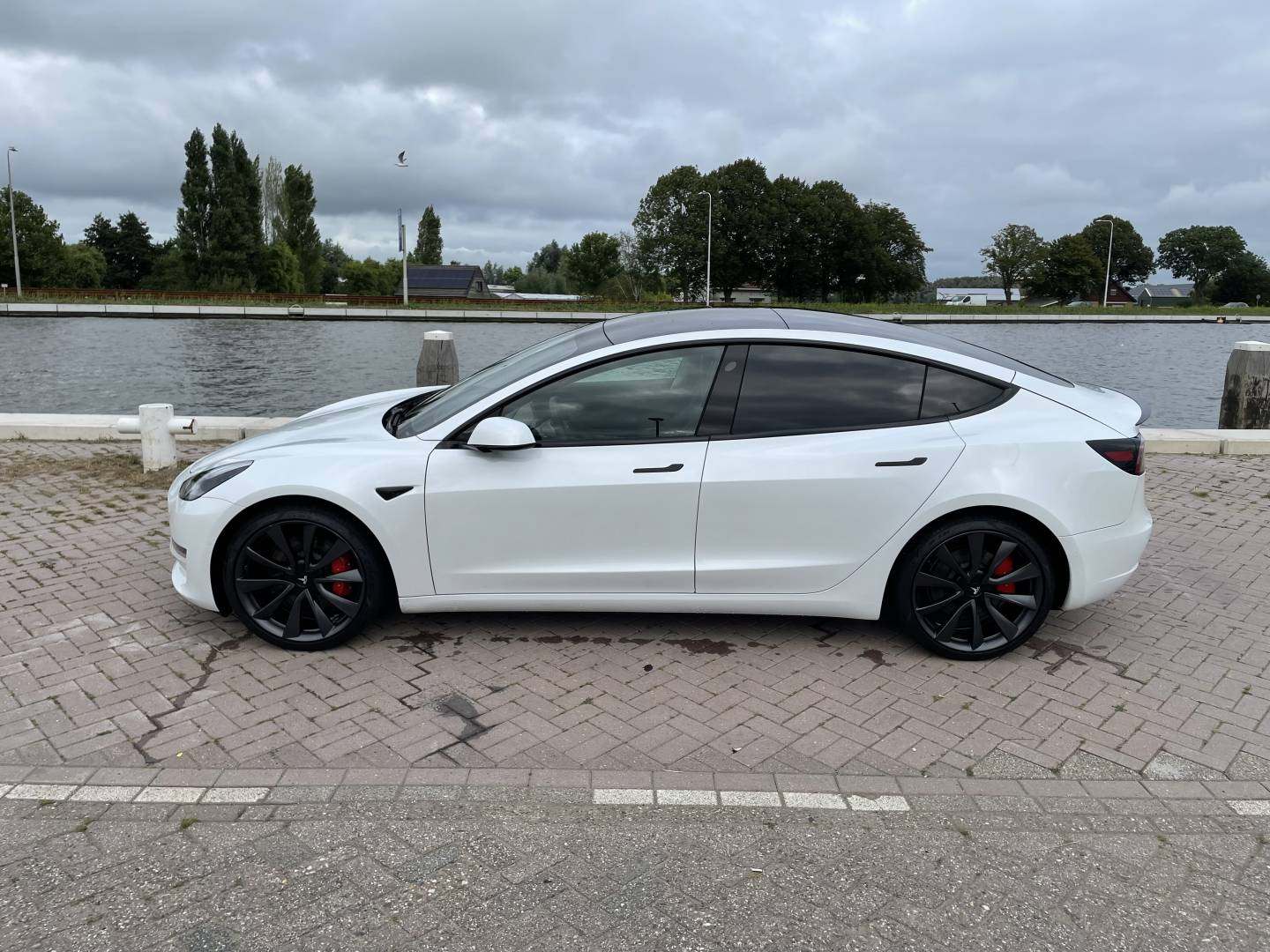 zijkant tesla