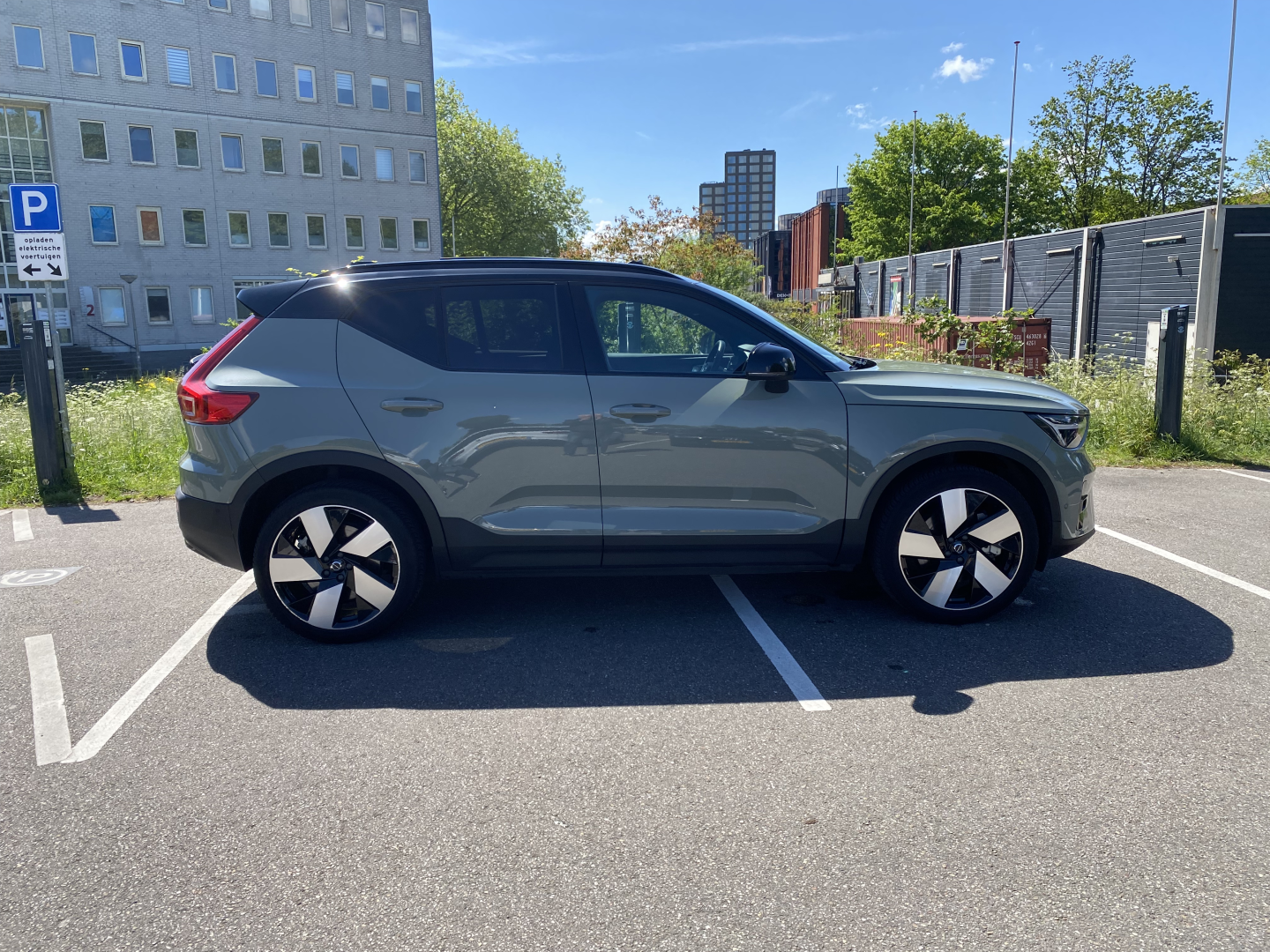 VOLVO XC40 RECHARGE_3.png