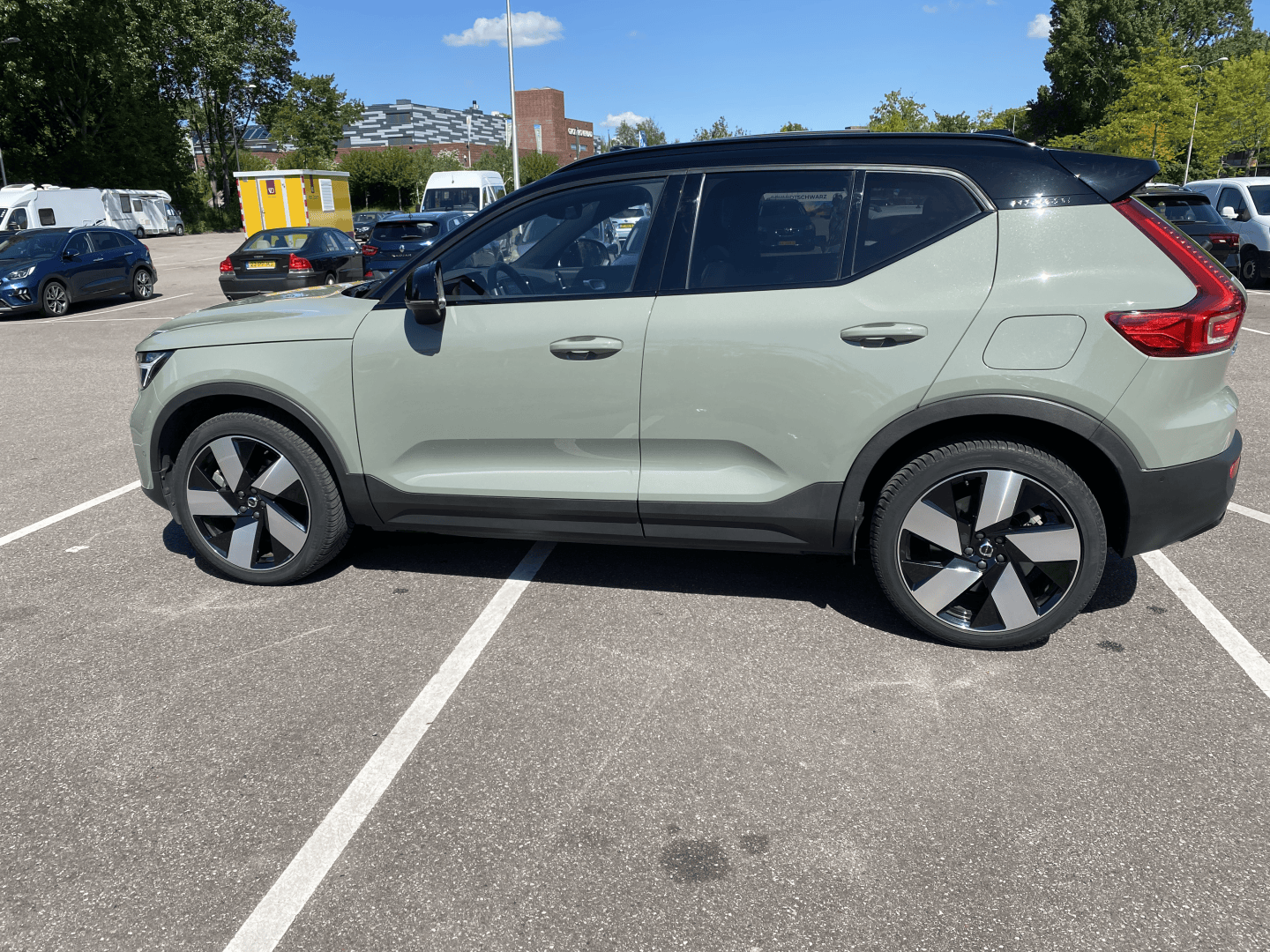 VOLVO XC40 RECHARGE_1.png