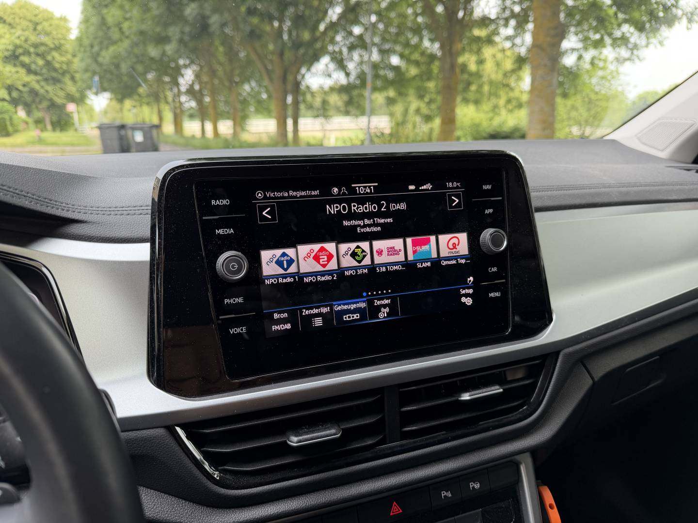 Volkswagen T-Roc 6.jpg