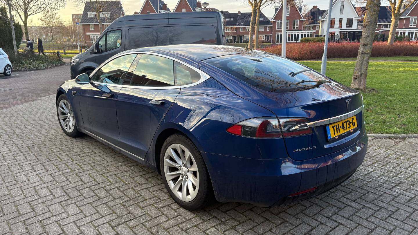 Auto links achter.jpeg