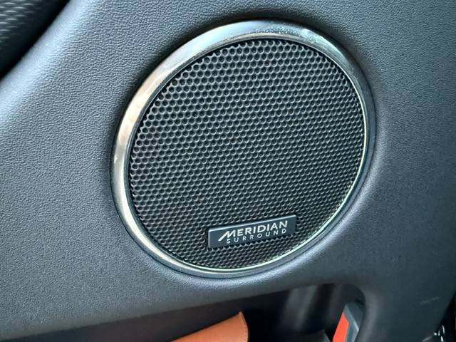 Land Rover binnenkant Sound System.jpg