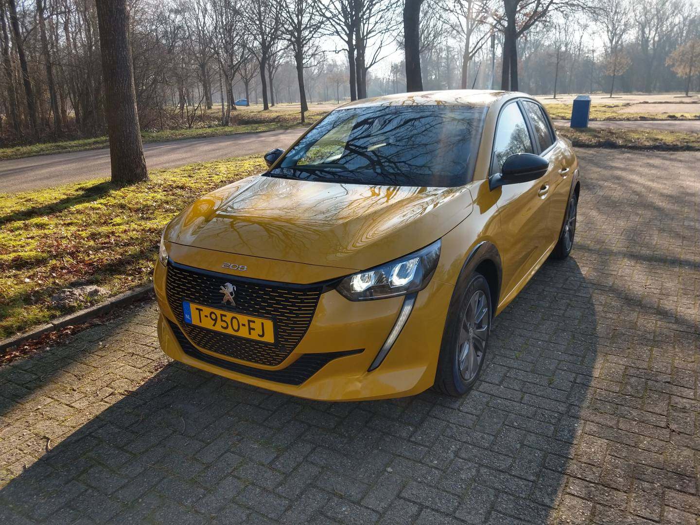 voorkant auto zij.jpg