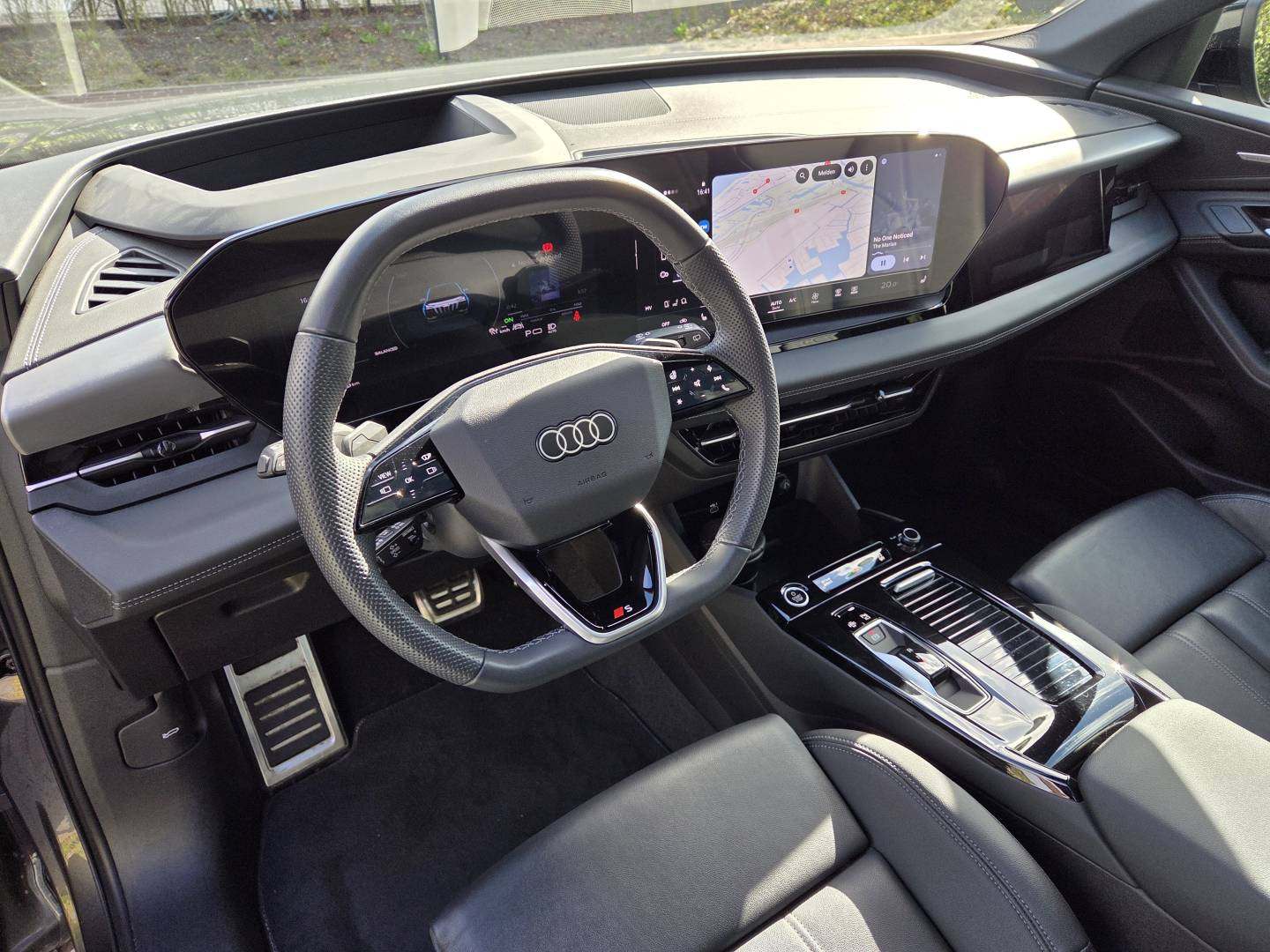 20260405_binnenkant bestuurdersplek.jpg