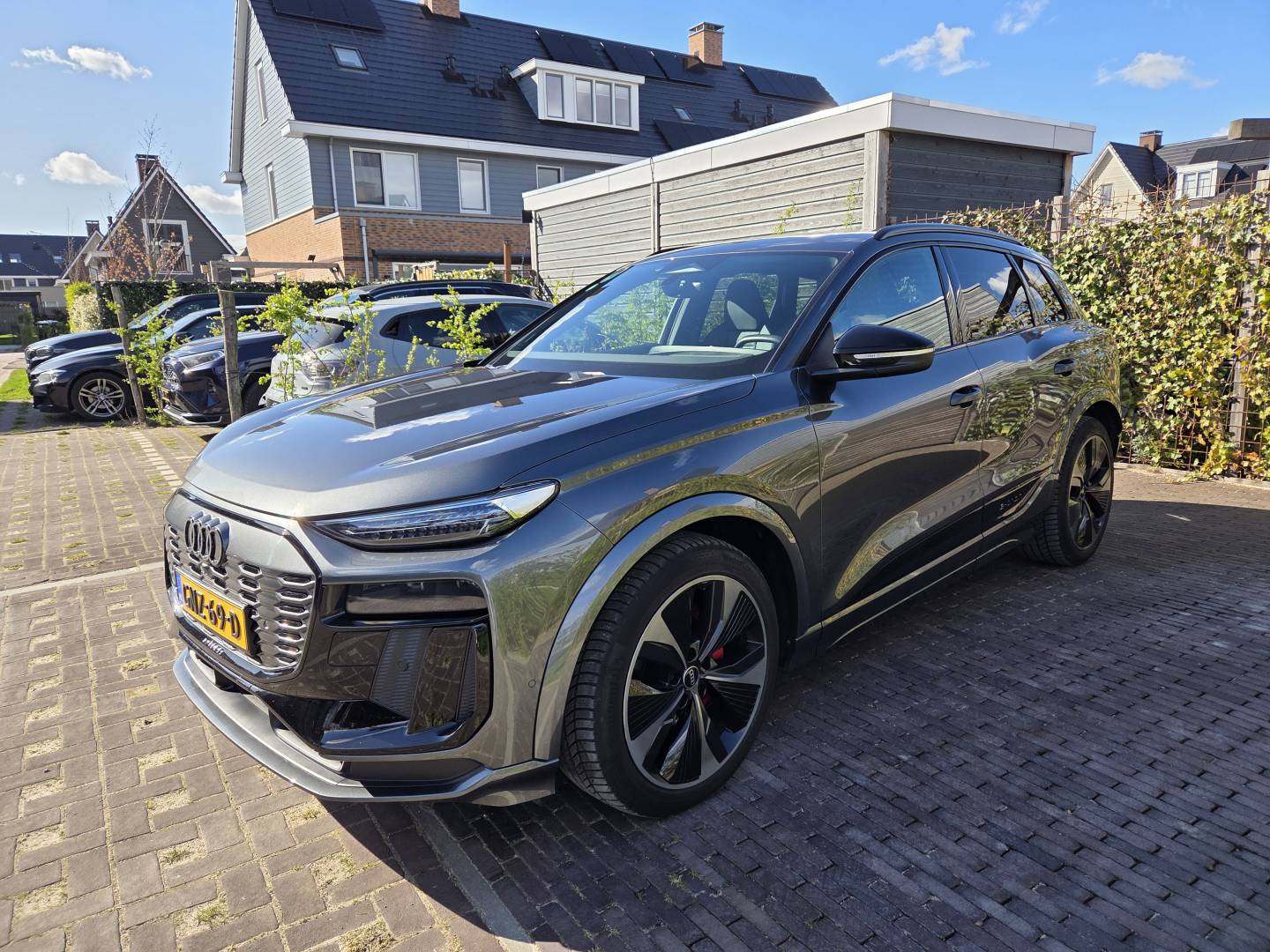 20260405_buitenkant hoek linksvoor.jpg