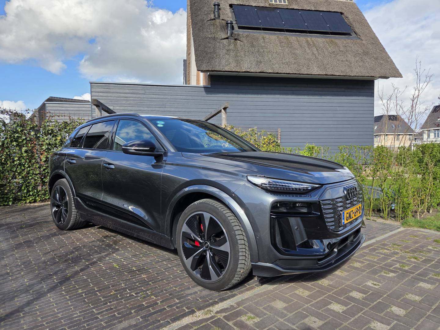 20260405_buitenkant hoek rechtsvoor.jpg