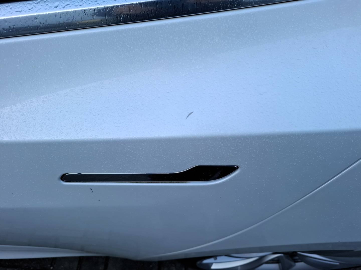 Beschadiging op linker achterportier.jpg