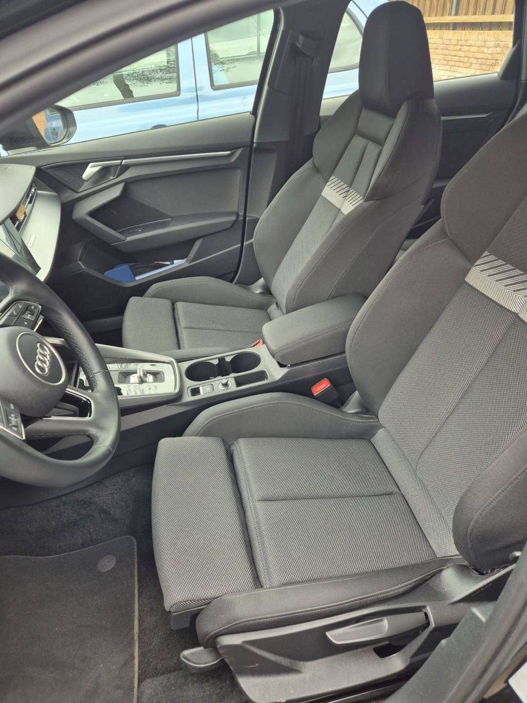 Audi_interieur_voorkant.JPG