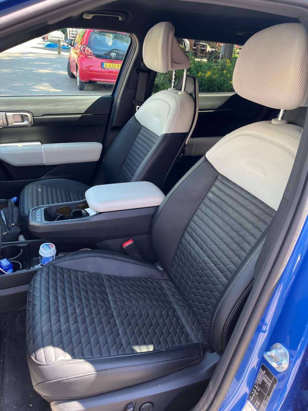 07KIA-EV4-inside-frontchairs.jpeg