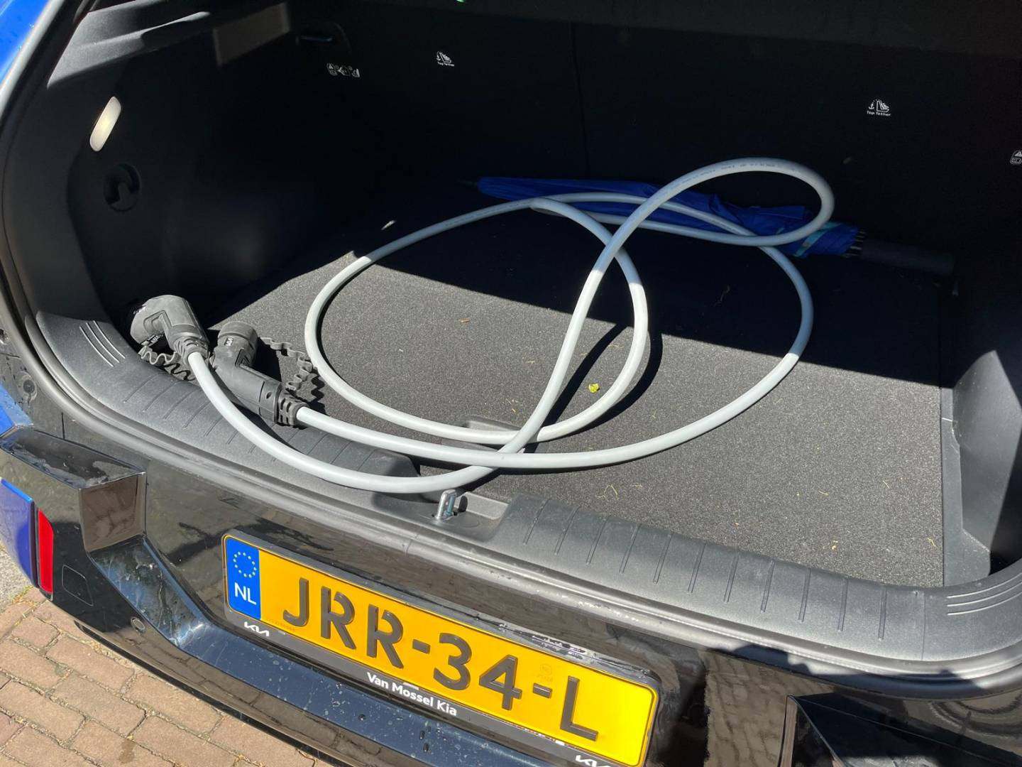 09KIA-EV4-backtrunk-and-cable.jpeg