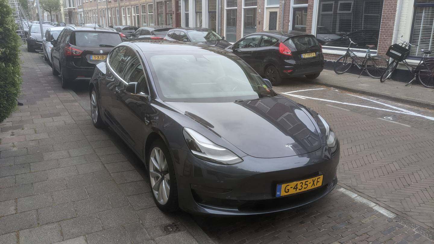 Tesla rechtsvoor.jpg