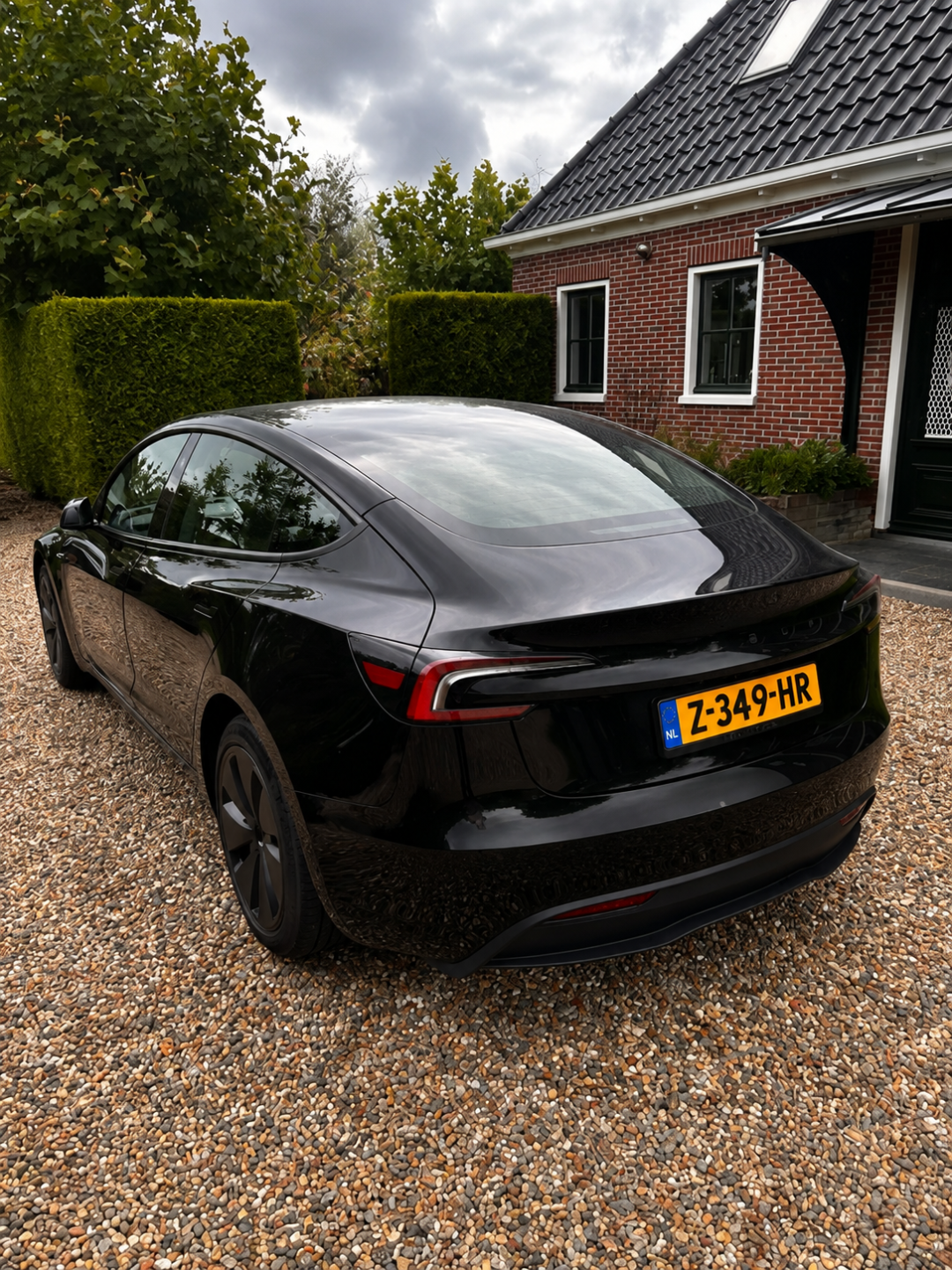 Achterzijde Tesla.png
