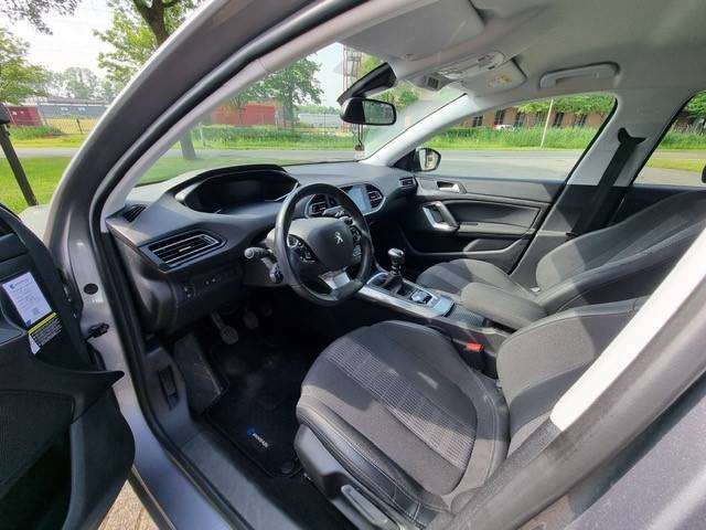 Peugeot 308 SW binnen voor links.jpg