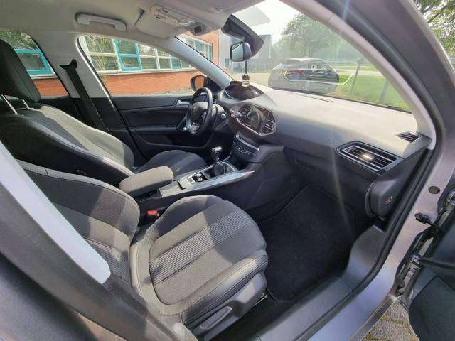 Peugeot 308 SW binnen voor rechts.jpg