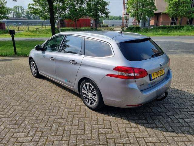 Peugeot 308 SW links achter en zij.jpg