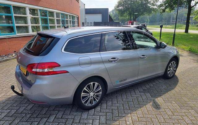 Peugeot 308 SW rechts achter en zij.jpg