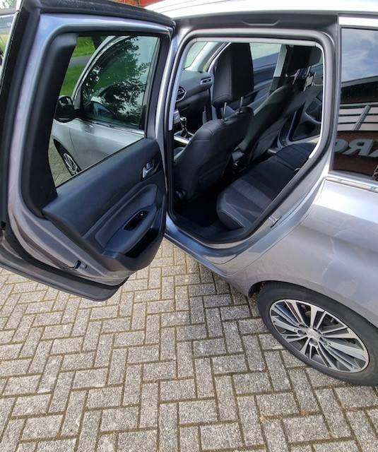 Peugeot 308 binnen achter links.jpg