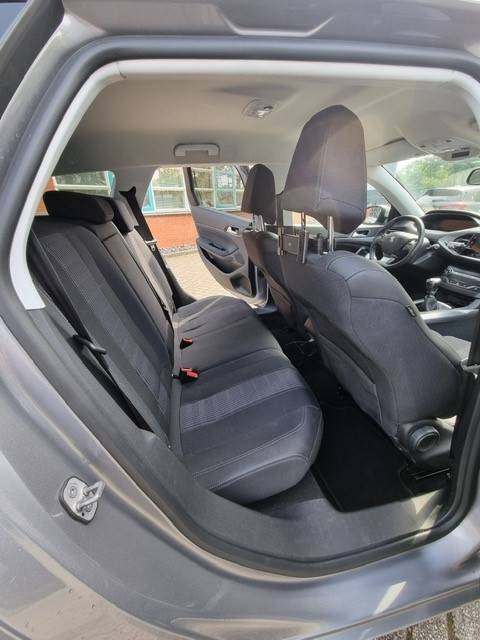 Peugeot 308 binnen achter.jpg