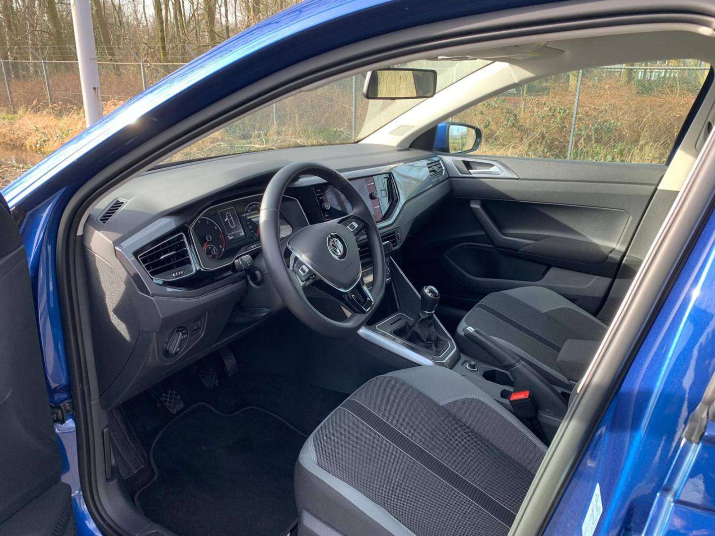 Auto voorstoelen schuin achter.jpeg