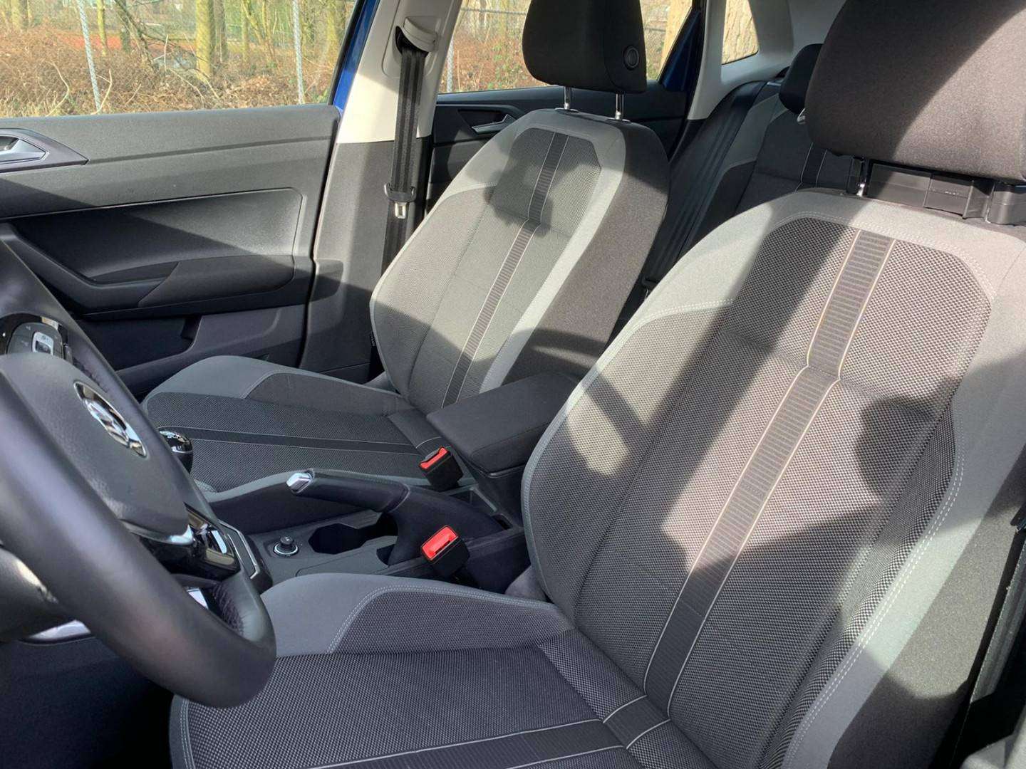 Auto voorstoelen schuin voor.jpeg