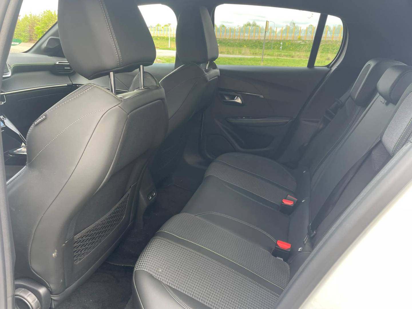 Peugeot achterin.jpg