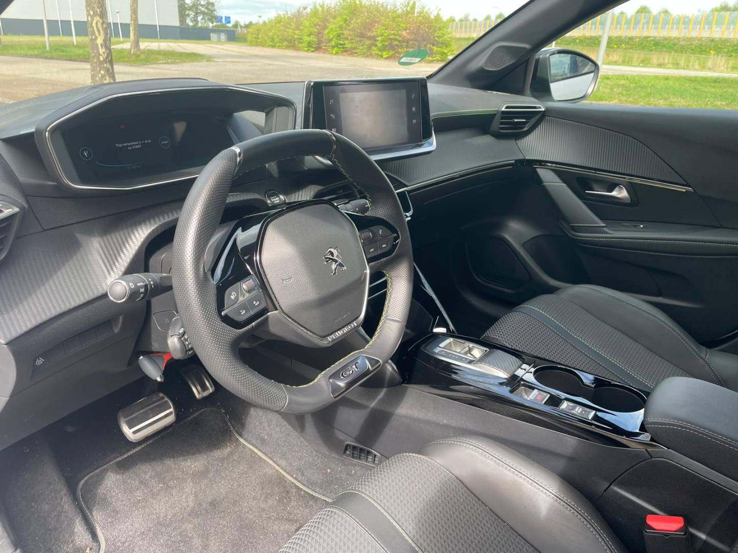 Peugeot binnen.jpg