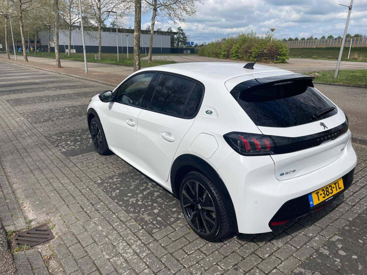 Peugeot linksachter.jpg