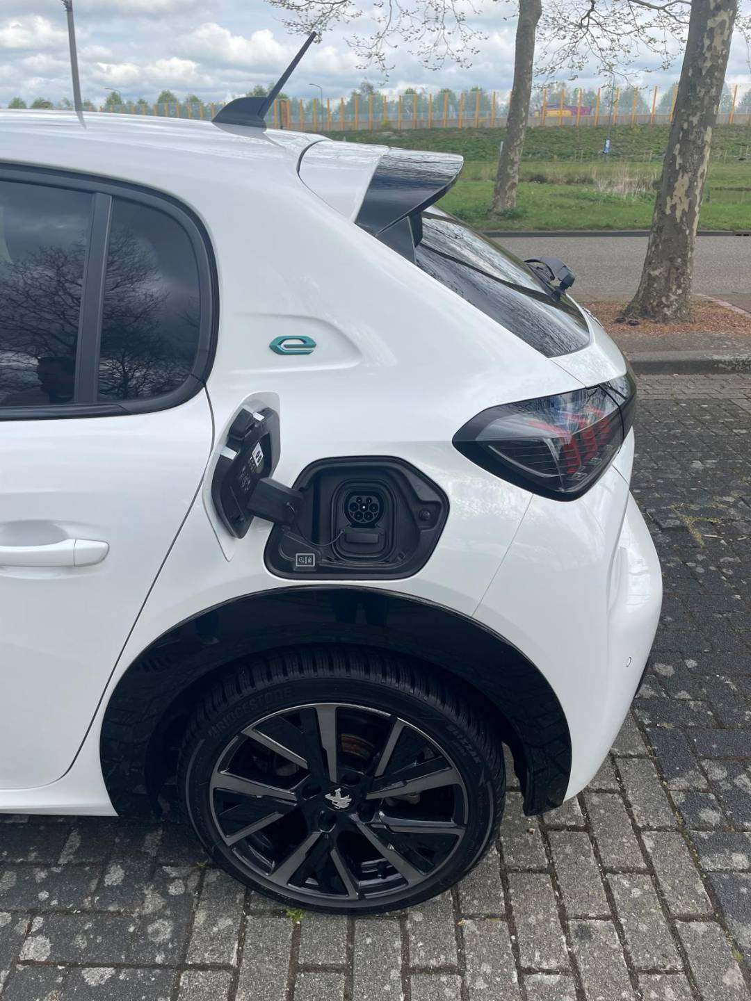 Peugeot oplaad.jpg