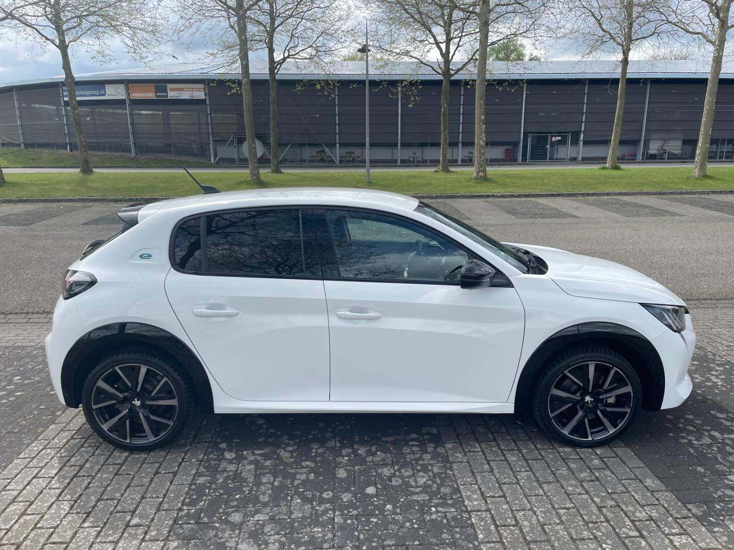 Peugeot rechter zijkant.jpg