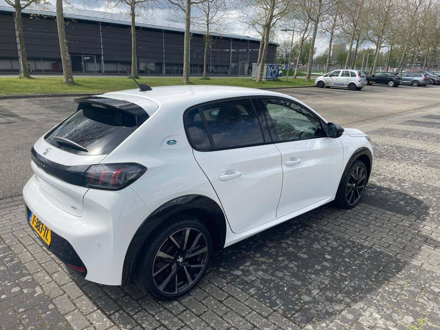 Peugeot rechtsachter.jpg