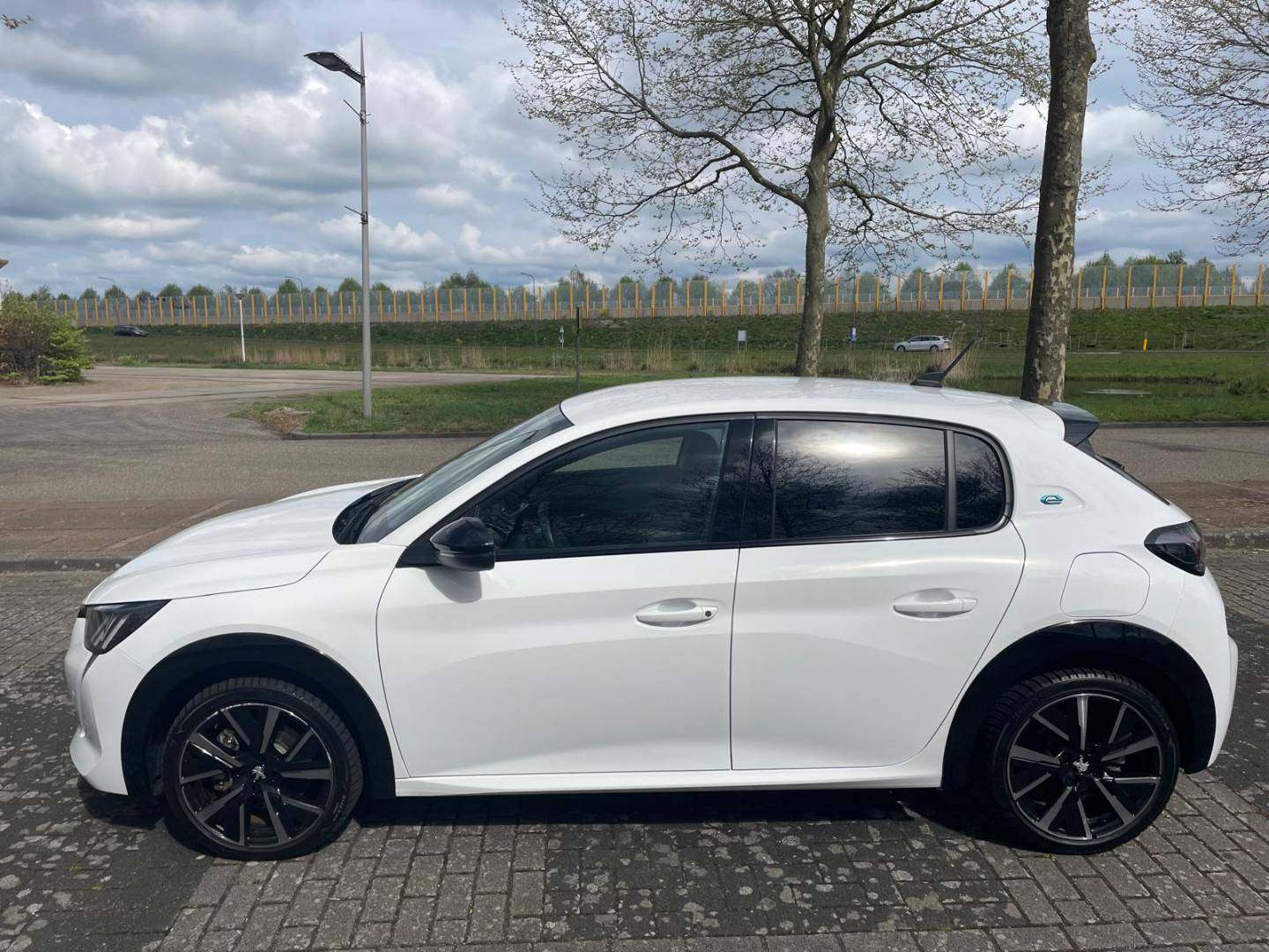 Peugeot zijkant.jpg
