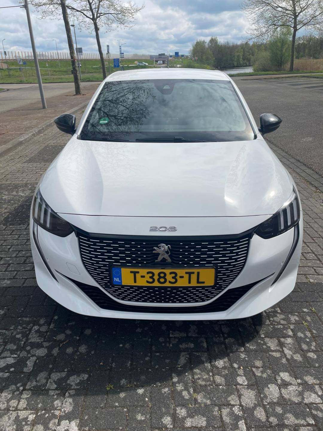 peugeot voorkant.jpg