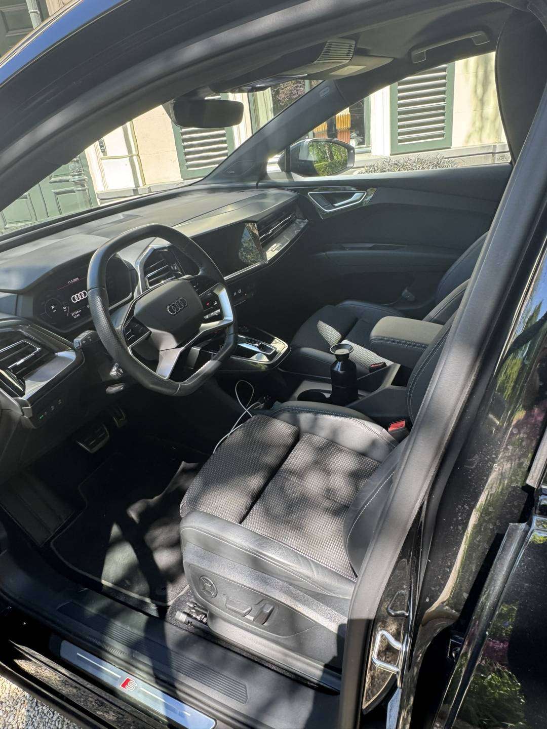 Audi - P956JF -Voorin binnen.JPEG