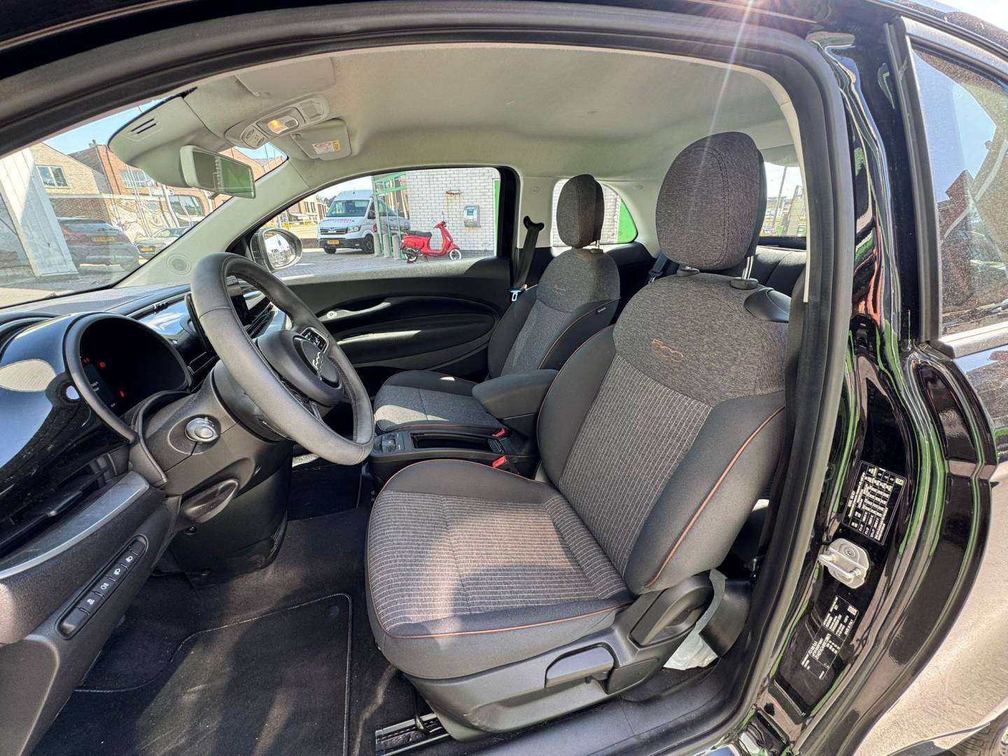 4 Fiat 500E.jpg