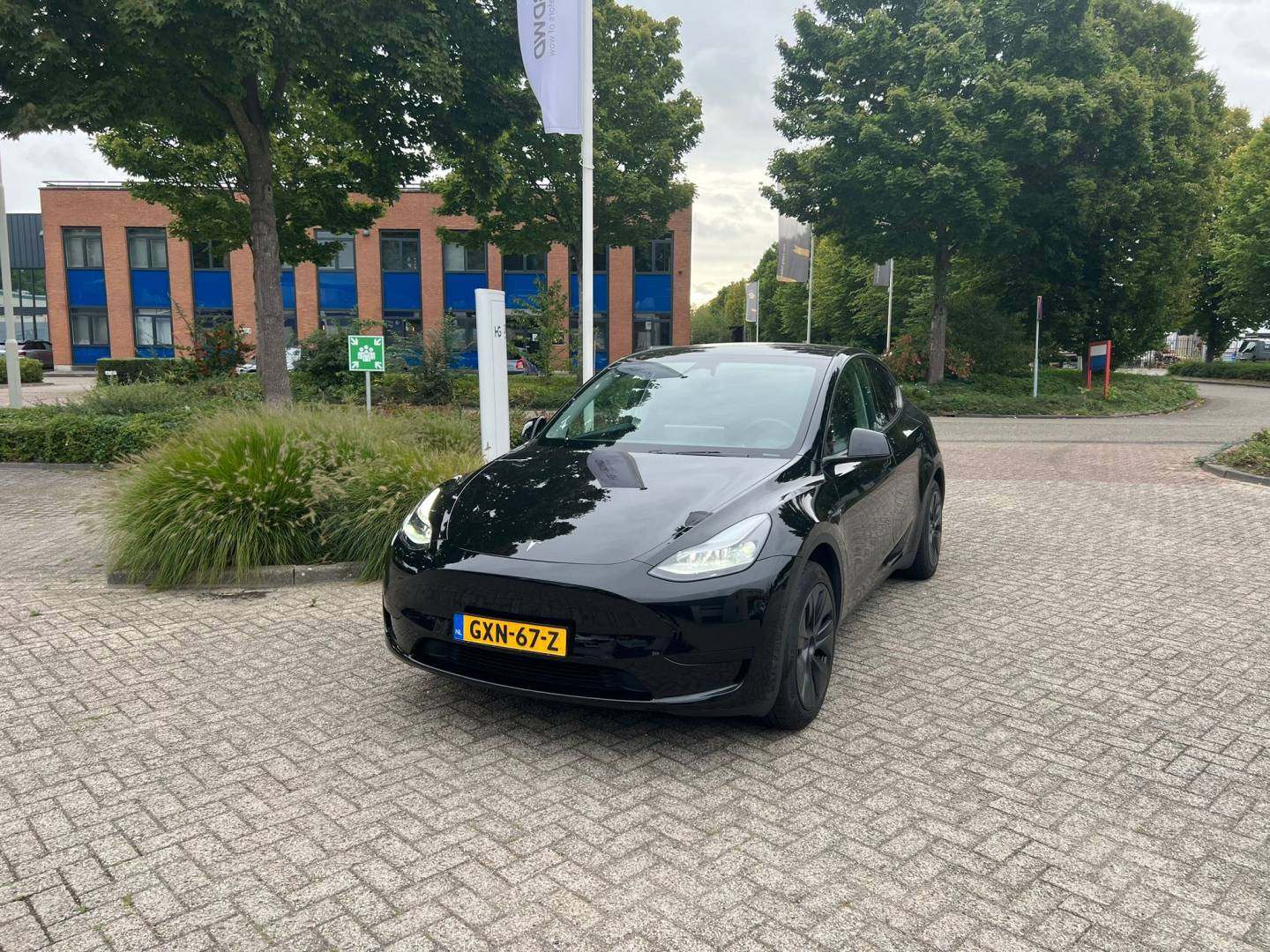tesla01.jpg