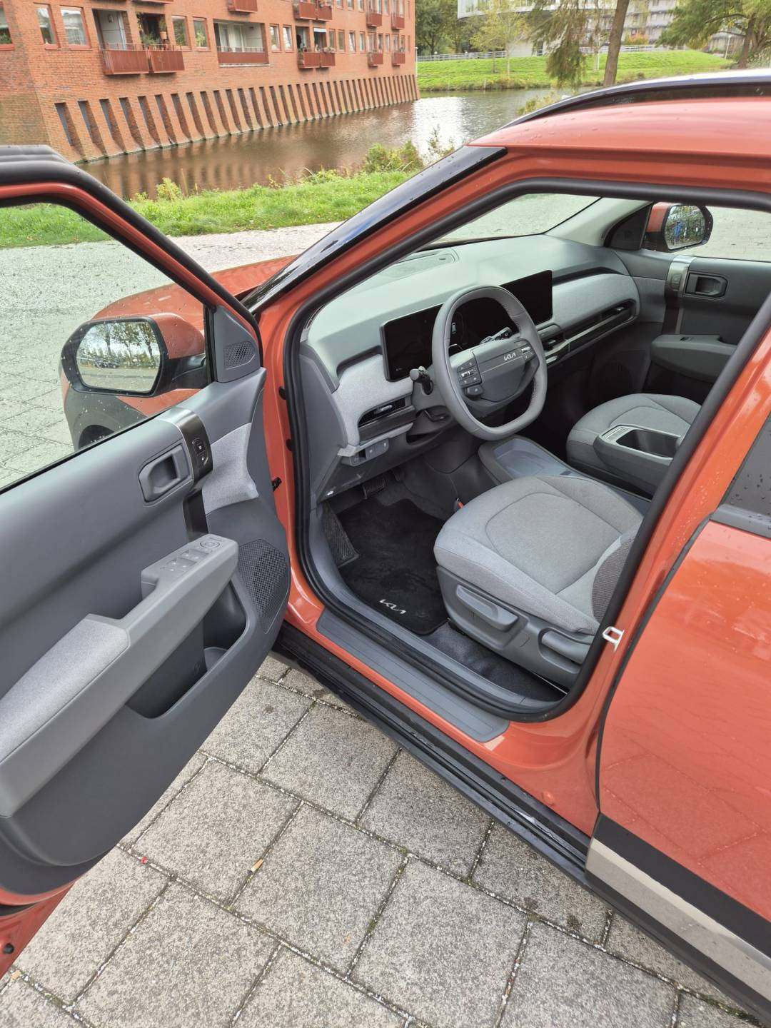 KIA EV3 bestuurder.jpeg