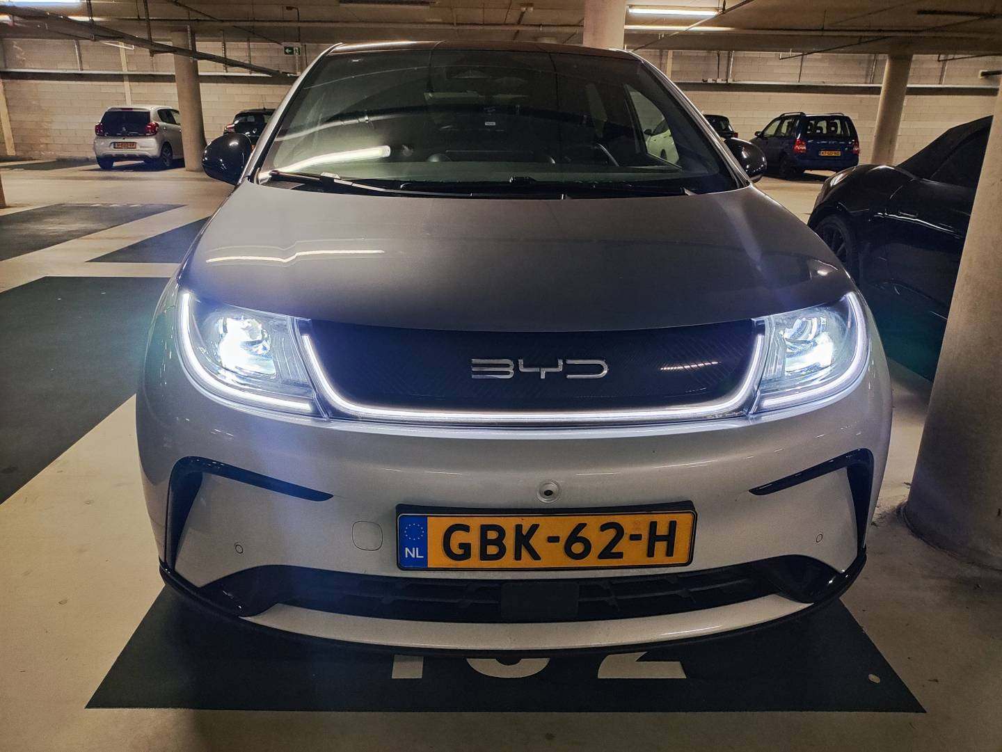 2e foto voorzijde recht koplamp aan.jpg